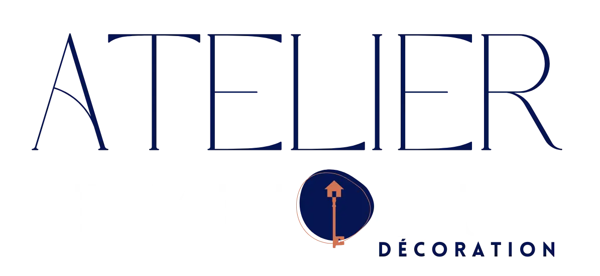 Atelier Décoration de Sophie C2B, Décoratrice d’intérieur, logo de l’Atelier Idyllique, logo élégant pour décoratrice d’intérieur, logo avec texte Atelier et icône de clé, identité visuelle de l’Atelier Décoration, logo professionnel pour site de décoration intérieure, logo avec typographie moderne et éléments graphiques, image de marque de Sophie C2B, logo de décoratrice à Bordeaux et alentours, logo de l’atelier de décoration